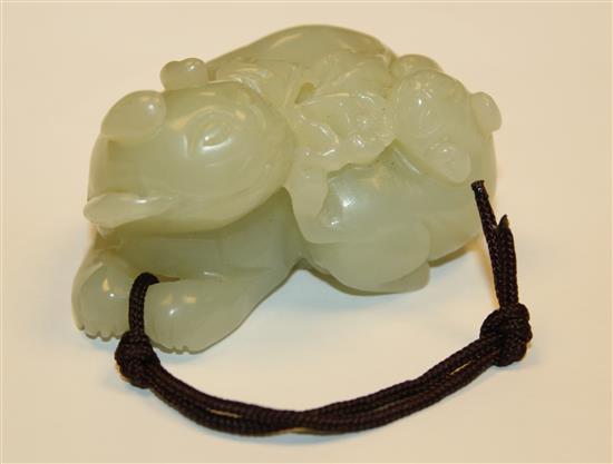 A Chinese pale celadon jade group of two cats, 5.6cm